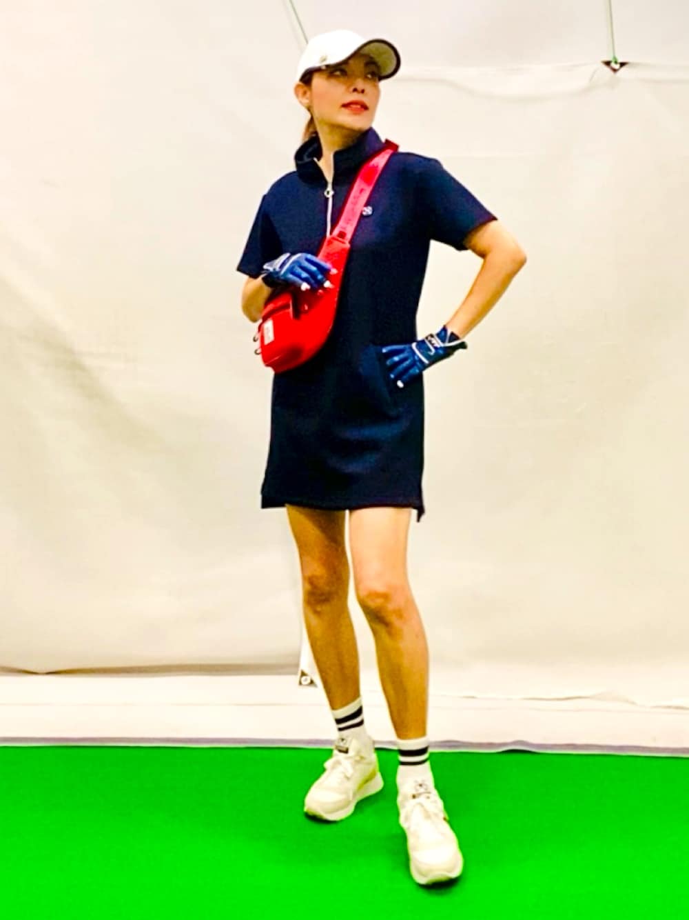 「お出かけコーデ、ジャージワンピース、ジャージコーデ、秋服準備はじめました、アツいコーデ全部見せ、ゴルフ女子、アウトドアスタイル、スニーカーコーデ、スポーツミックス、カジュアルコーデ、ネイビーコーデ、トリコロールカラー、ボディーバッグ、グローブ、オトナカジュアル」｜「adabatの2★STAR シューズ（スニーカー、ホワイト系）」を使った、lennie12さん（骨格ウェーブ・レディース・162cm）の夏コーディネートの1枚目の写真