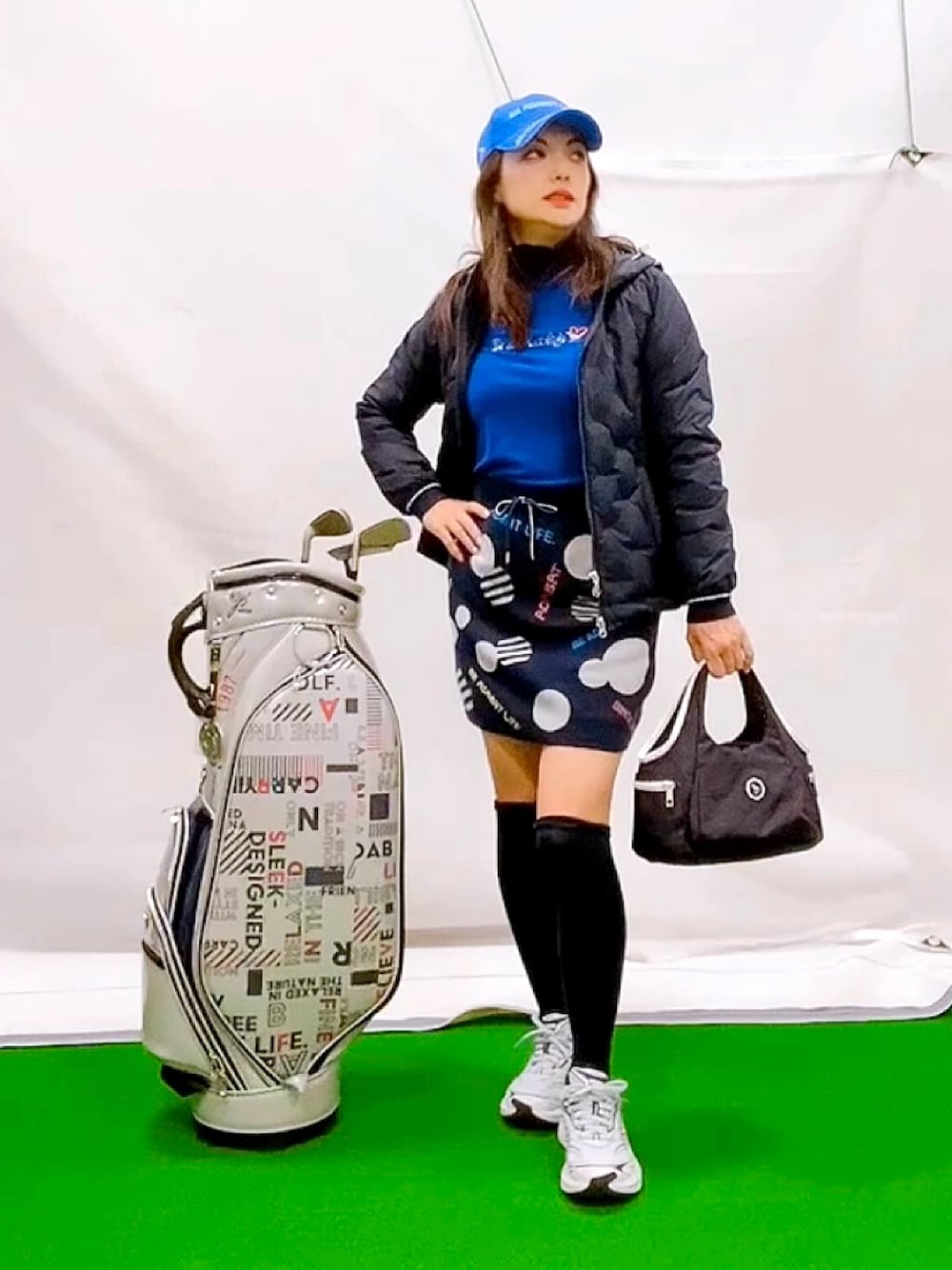 「冬を彩る色いろコーデ、休日スタイル、冬アウター、スポーツミックス、ニット、大人ガーリー、スニーカーコーデ、ネイビー、ワンカラー、ゴルフウェア、ドット、ダウンジャケット、アウトドアスタイル、モックネック、フリル」｜「adabatの【洗える／保温性／制電性】ランダムロゴデザイン ニットスカート（スカート、ブルー系）」を使った、lennie12さん（骨格ウェーブ・レディース・162cm）の冬コーディネートの1枚目の写真