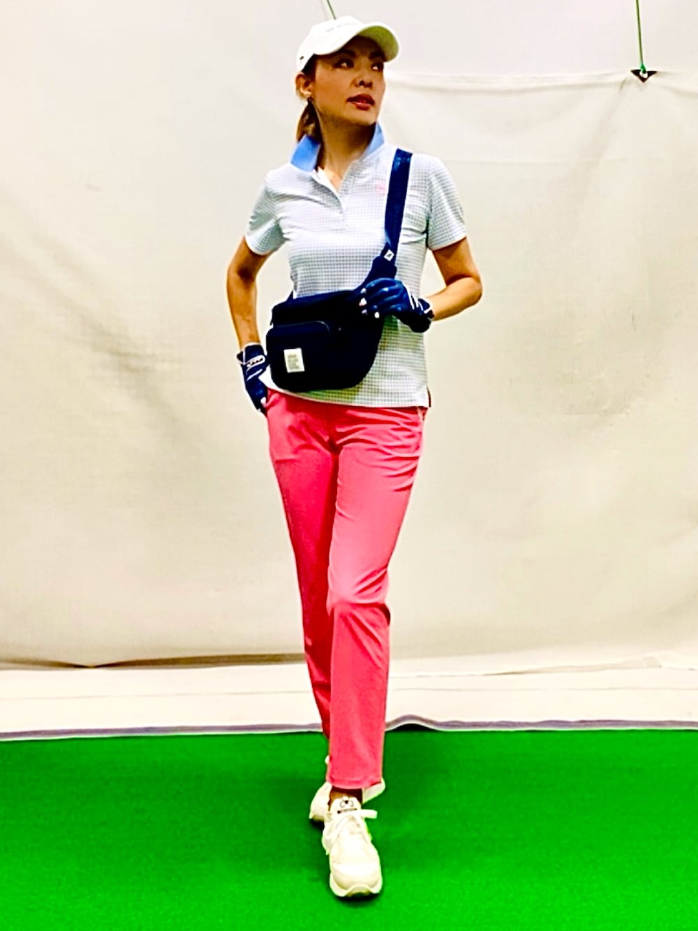 「スポーツミックス、休日スタイル、きれいめカジュアル、夏コーデ、アウトドアスタイル、ボディーバッグ、指無し手袋、オトナ女子、ピンクパンツ、ポロシャツ、ゴルフウェア、ゴルフ女子、アンクルパンツ、接触冷感パンツ、いいね、save、フォローお願いします🤑」｜「adabatの【UVカット／吸水速乾／接触冷感／透け防止】ストレッチ クロップドパンツ（その他パンツ、ピンク系）」を使った、lennie12さん（骨格ウェーブ・レディース・162cm）の夏コーディネートの1枚目の写真