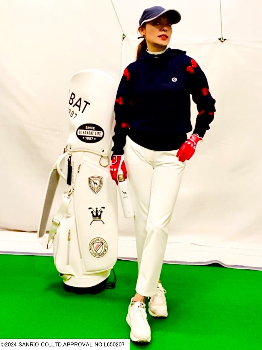 「キティーちゃん、キティ、コラボ、テーマパークコーデ、スポーツミックス、フードパーカー、フーディー、トリコロール、ゴルフウェア、オトナカワイイ、ネイビー×ホワイト、パンツスタイル、ブルベ冬、骨格ウェーブ、アウトドアスタイル」｜「adabatの【撥水加工】ストレートパンツ（その他パンツ、ホワイト系）」を使った、lennie12さん（骨格ウェーブ・レディース・162cm）の秋コーディネートの1枚目の写真