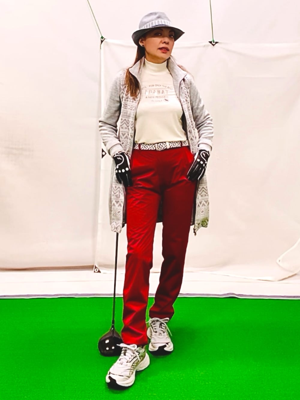 「秋っぽコーデ更新中、スポーツミックス、おしゃれさんと繋がりたい、パンツコーデ、ワンピース×パンツ、赤パンツ、ゴルフウェア、ゴルフ女子、アウトドアスタイル、アダバット、秋冬コーデ、パンツスタイル、撥水加工、ハットコーデ、カッコイイ女子」｜「adabatの【吸湿発熱】異素材組み合わせ 長袖モックネックプルオーバー（Tシャツ/カットソー、ホワイト系）」を使った、lennie12さん（骨格ウェーブ・レディース・162cm）の秋コーディネートの1枚目の写真