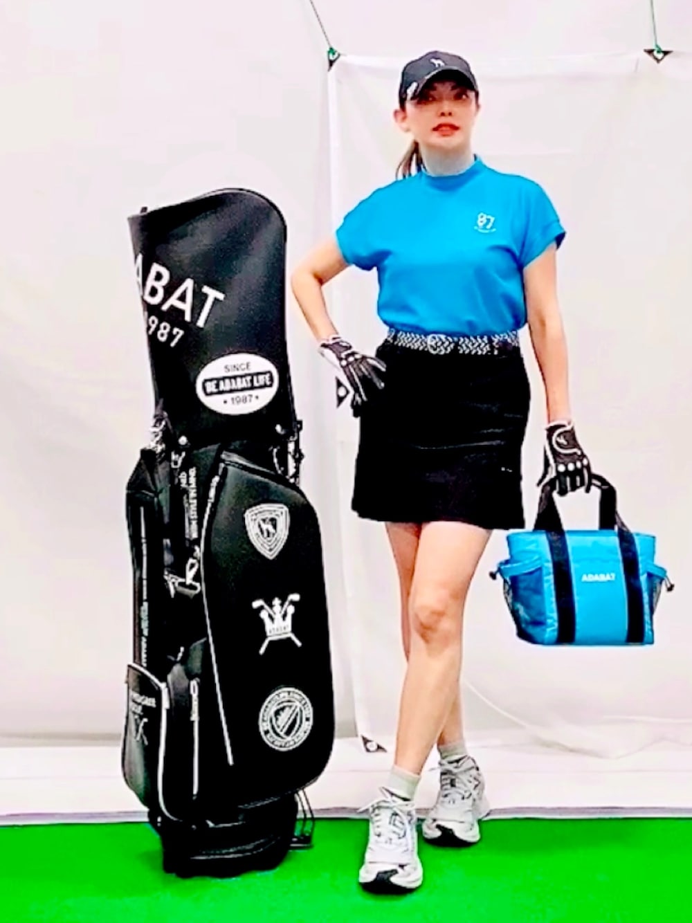 「アウトドアスタイル、春色、休日スタイル、スポーツミックス、キャップ、トートバッグ、大人可愛い、プリーツスカート、ワッフルカットソー、ビビットカラー、ブルー×ブラック、モックネック、ゴルフウェア、保冷バッグ、ラインストーン」｜「adabatのロゴデザイン カートバッグ（トートバッグ、ブルー系）」を使った、lennie12さん（骨格ウェーブ・レディース・162cm）の春コーディネートの1枚目の写真