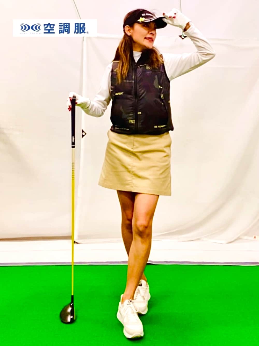 「秋服準備はじめました、アツいコーデ全部見せ、休日スタイル、初秋コーデ、大人女子、ゴルフ、ゴルフ女子、カジュアルガーリー、カモフラ柄アウター、空調服、モックネック、カーキ×ベージュ、ミニスカート、アウトドアスタイル、オトナカワイイ」｜「adabatのバック切り替えしデザイン ウエストゴムスカート（スカート、ベージュ系）」を使った、lennie12さん（骨格ウェーブ・レディース・162cm）の夏コーディネートの1枚目の写真