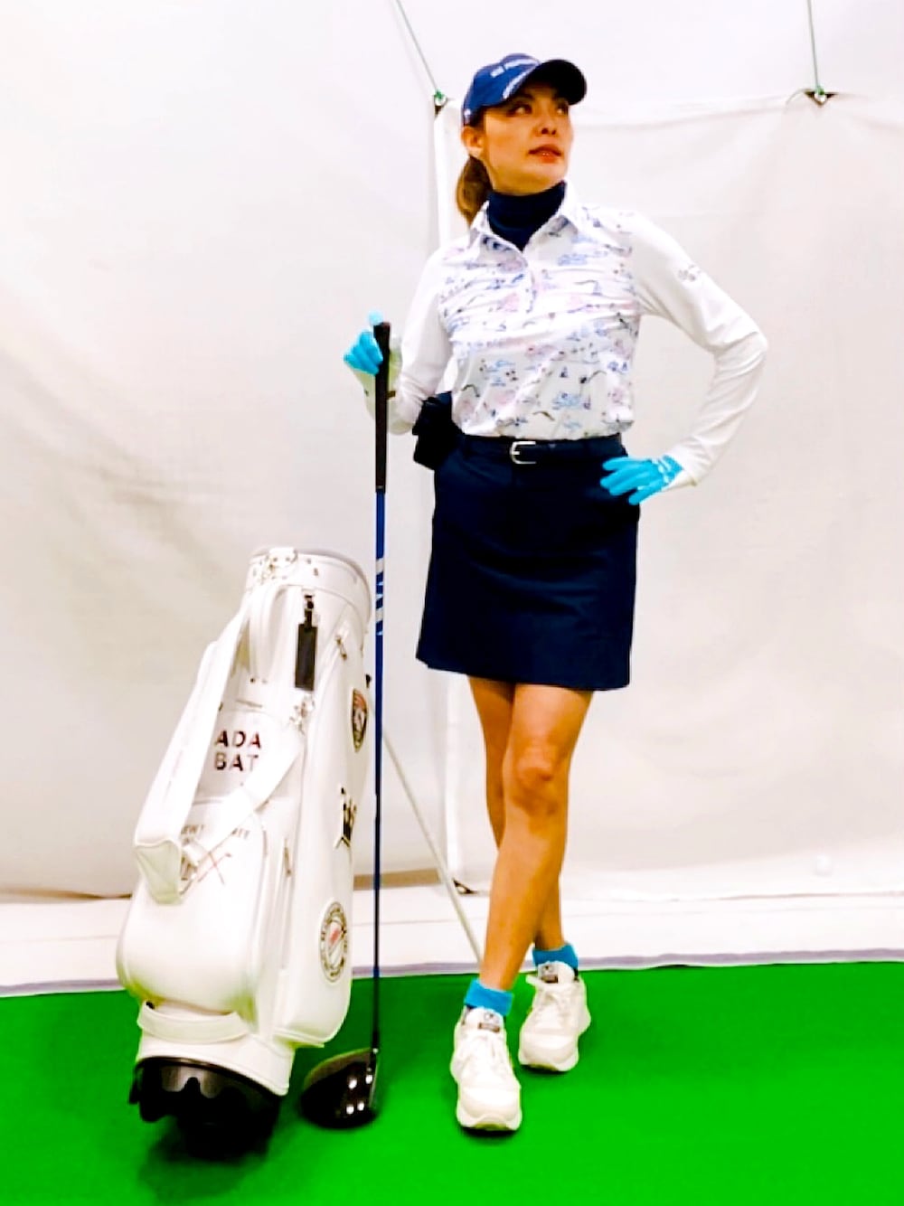「きれいめカジュアル、夏コーデ、キャップ、休日スタイル、ゴルフ、リゾート柄、長袖ポロシャツ、スカートコーデ、アウトドアスタイル、ＵＶカット、白×紺、スニーカーコーデ、スポーツミックス、スリットスカート、ホワイト」｜「adabatの【UVカット】ネックカバー（ネックウォーマー/スヌード、ブルー系）」を使った、lennie12さん（骨格ウェーブ・レディース・162cm）の夏コーディネートの1枚目の写真