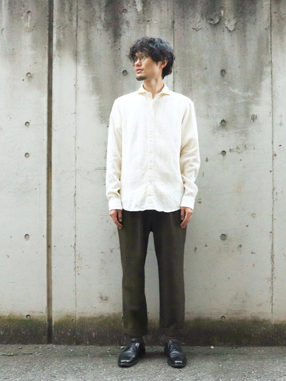 「カジュアルコーデ、秋服、きれいめカジュアル、シンプル、シャツスタイル、シャツ、カジュアル、シンプルコーデ、お洒落さんとつながりたい、オトナカジュアル」｜「SCROLLのアイテム（シャツ/ブラウス、ホワイト系）」を使った、　角田さん（メンズ・180cm）の秋コーディネートの1枚目の写真