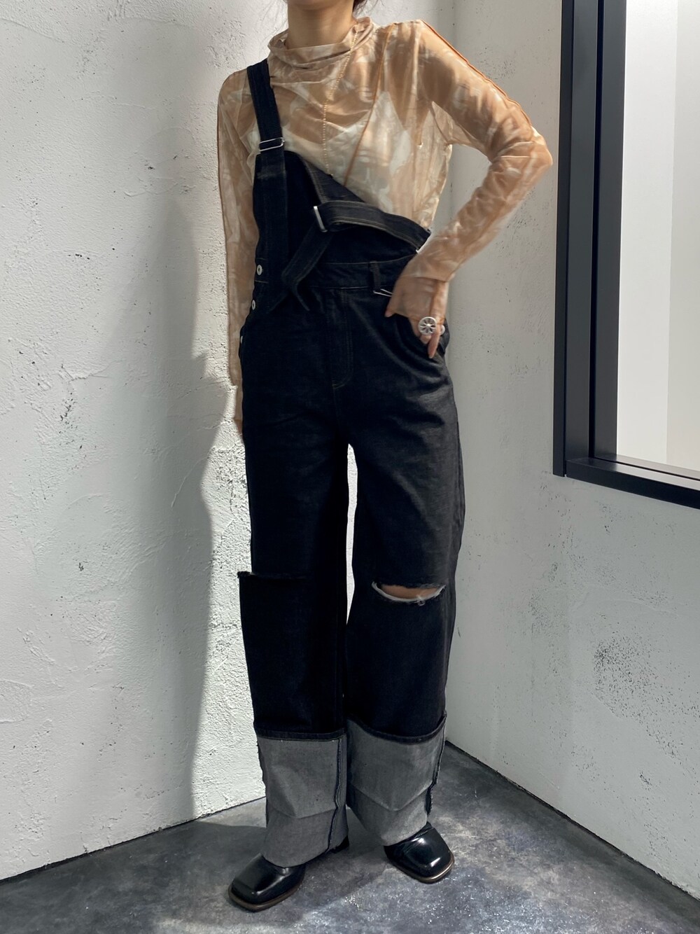 ブラウン系のTシャツ/カットソー、ブラック系のデニムジャケット、ブラック系のサロペット/オーバーオールを着用したレディースの冬コーディネートの2枚目の写真