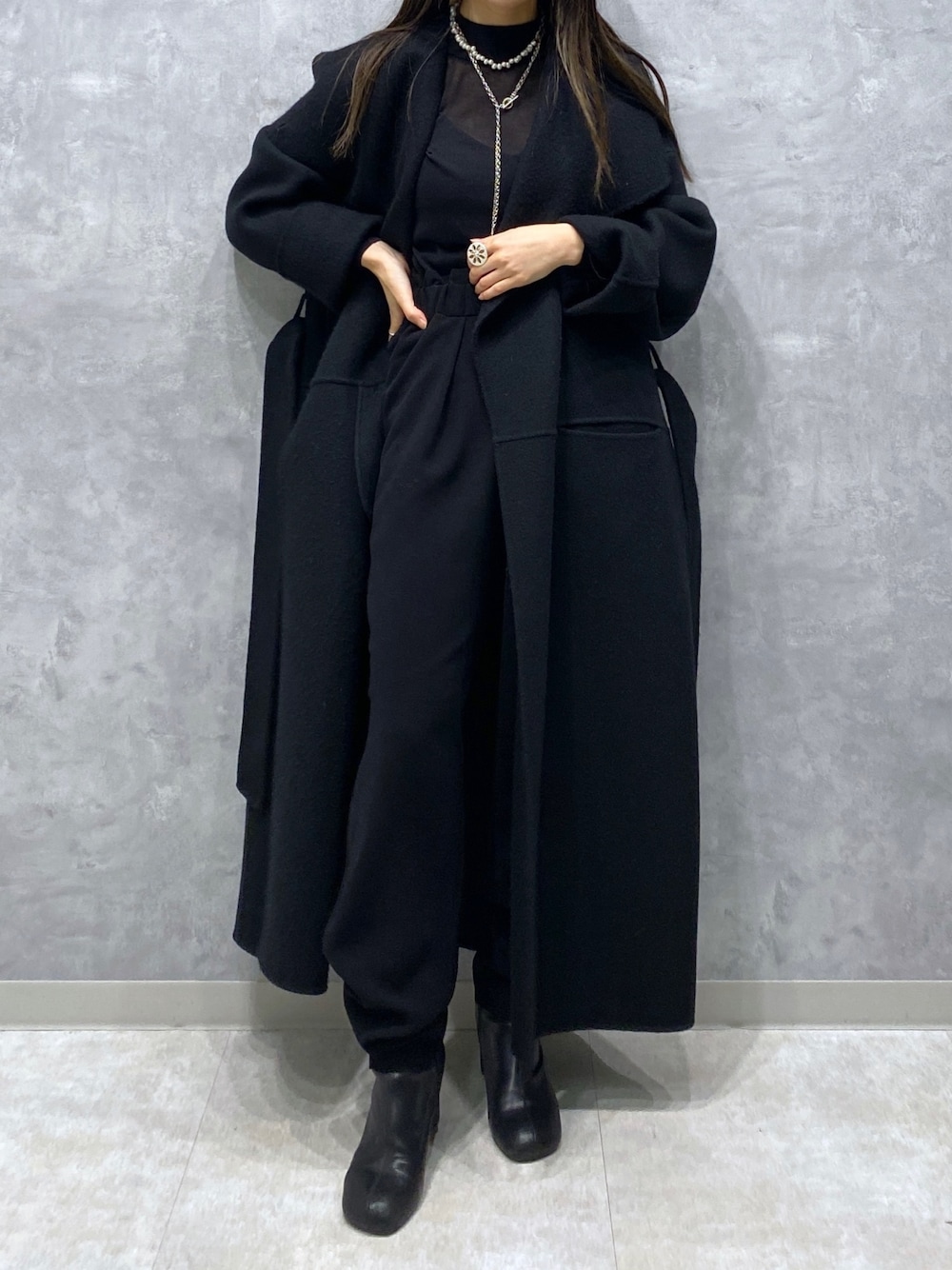 ブラック系のパンツ、ブラック系のTシャツ/カットソー、ブラック系のシューズを着用したレディースの冬コーディネートの1枚目の写真