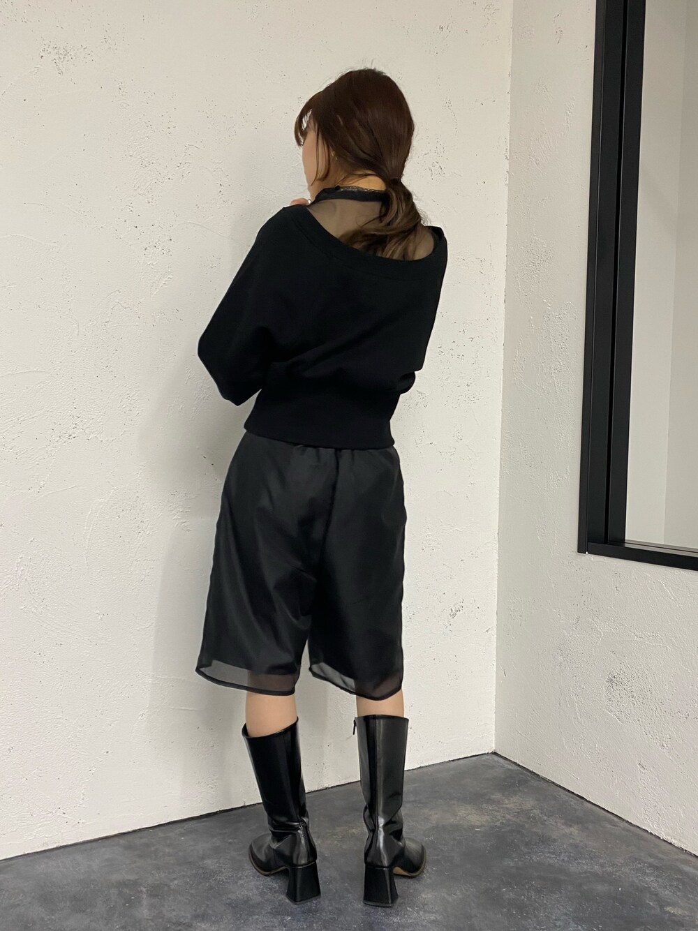 ブラック系のその他パンツ、ブラック系のブーツ、ブラック系のTシャツ/カットソーを着用したレディースの冬コーディネートの4枚目の写真