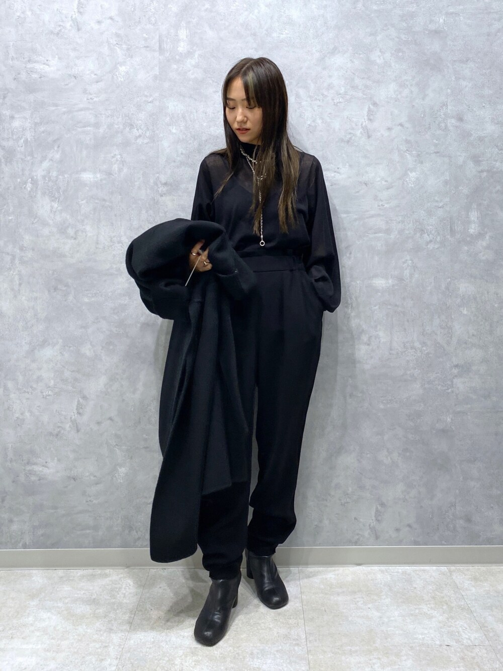 ブラック系のパンツ、ブラック系のTシャツ/カットソー、ブラック系のシューズを着用したレディースの冬コーディネートの2枚目の写真