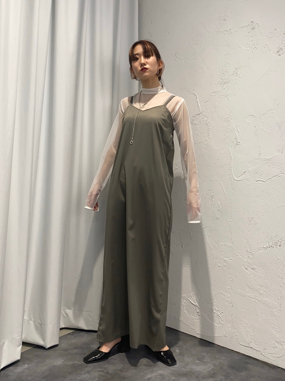 ホワイト系のワンピース、ブラック系のパンプス、ブラック系のその他を着用したレディースの冬コーディネートの3枚目の写真