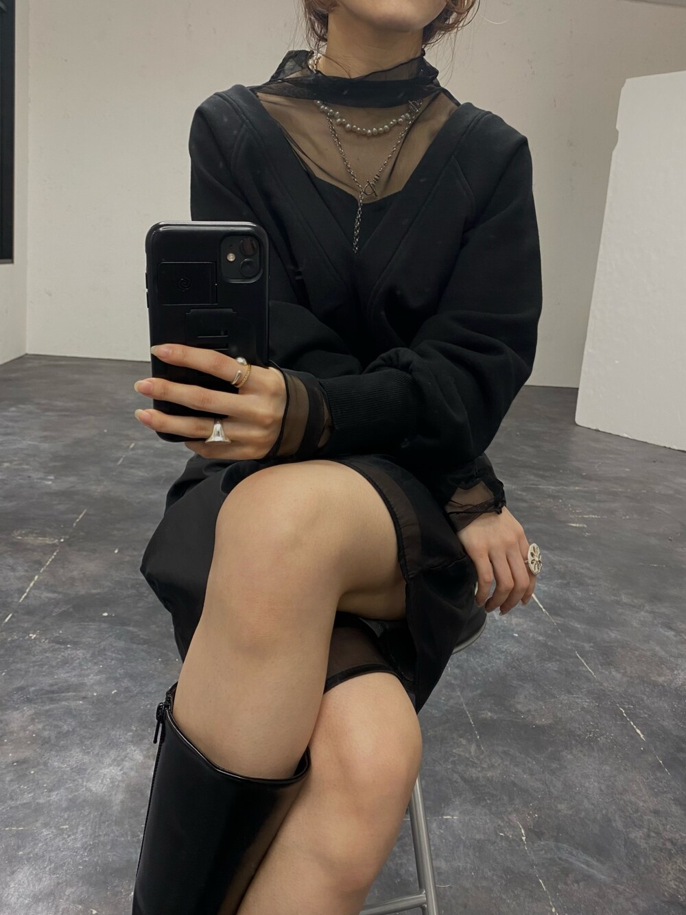 ブラック系のその他パンツ、ブラック系のブーツ、ブラック系のTシャツ/カットソーを着用したレディースの冬コーディネートの5枚目の写真