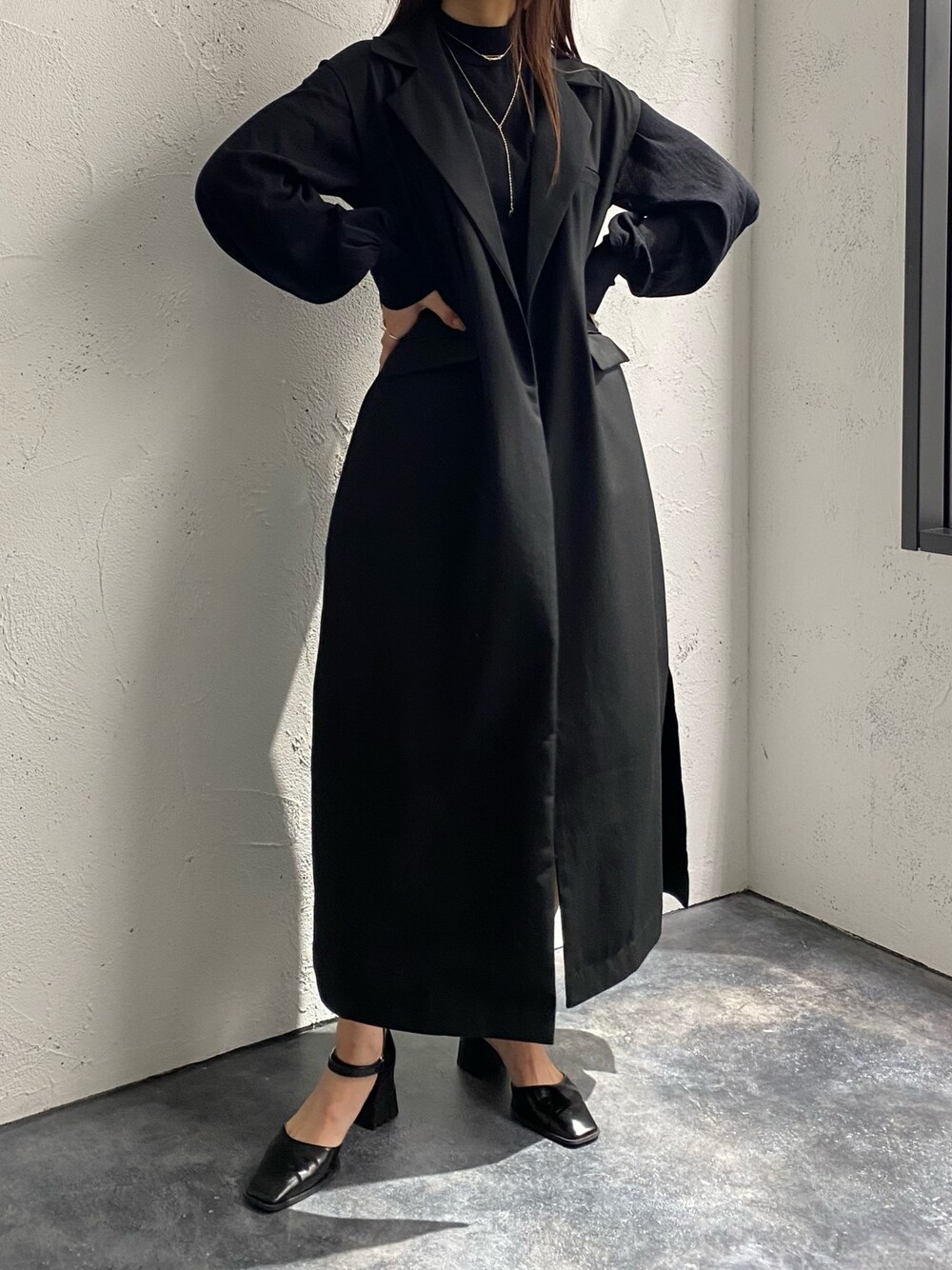 ブラック系のその他パンツ、ブラック系のパンプス、ブラック系のベストを着用したレディースの冬コーディネートの2枚目の写真