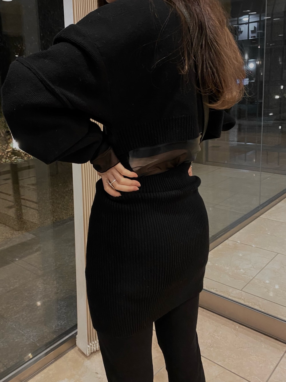 ブラック系のパンツ、シルバー系のサンダル、ブラック系のバッグを着用したレディースの春コーディネートの2枚目の写真