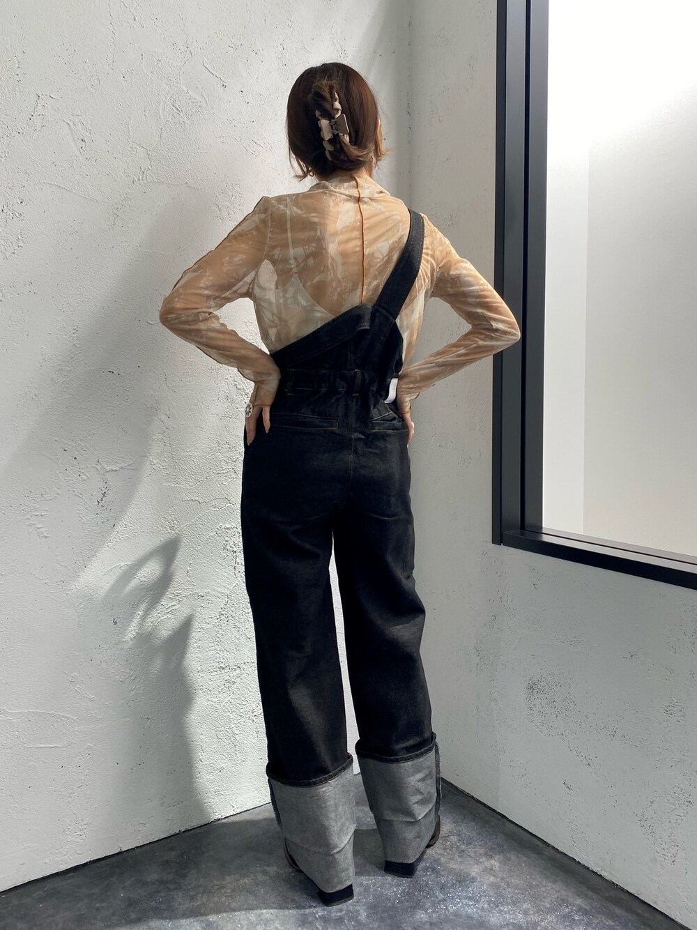 ブラウン系のTシャツ/カットソー、ブラック系のデニムジャケット、ブラック系のサロペット/オーバーオールを着用したレディースの冬コーディネートの3枚目の写真