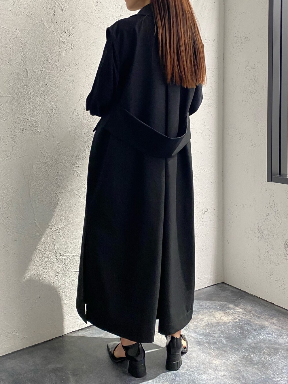 ブラック系のその他パンツ、ブラック系のパンプス、ブラック系のベストを着用したレディースの冬コーディネートの3枚目の写真