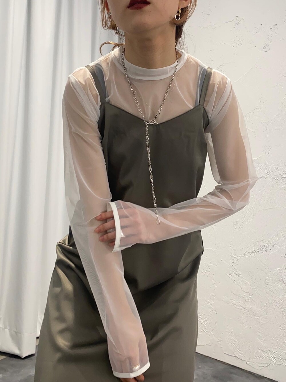 ホワイト系のワンピース、ブラック系のパンプス、ブラック系のその他を着用したレディースの冬コーディネートの4枚目の写真