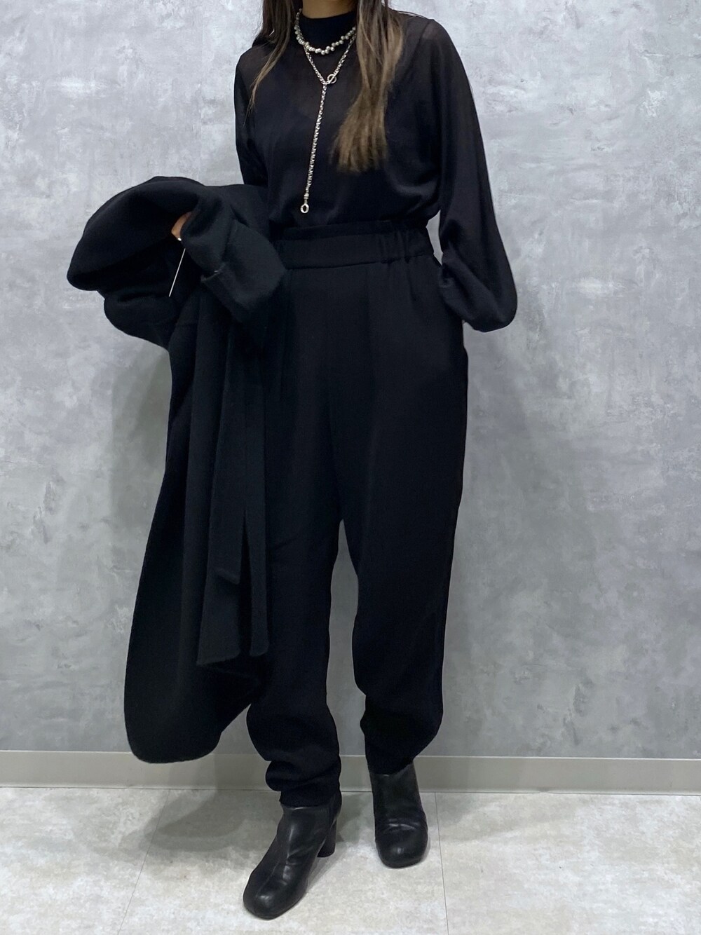 ブラック系のパンツ、ブラック系のTシャツ/カットソー、ブラック系のシューズを着用したレディースの冬コーディネートの4枚目の写真
