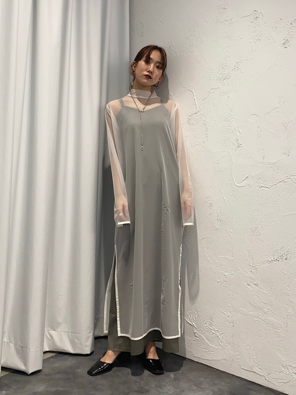 ホワイト系のワンピース、ブラック系のパンプス、ブラック系のその他を着用したレディースの冬コーディネートの2枚目の写真