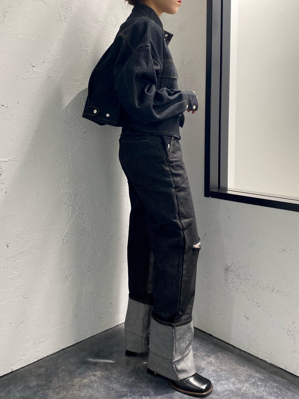 ブラウン系のTシャツ/カットソー、ブラック系のデニムジャケット、ブラック系のサロペット/オーバーオールを着用したレディースの冬コーディネートの4枚目の写真