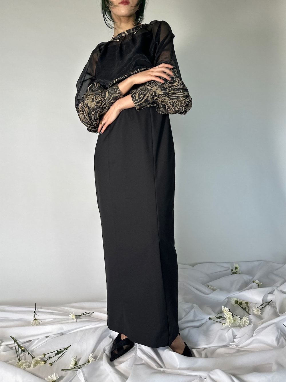 ブラック系のドレスを着用したレディースの冬コーディネートの1枚目の写真