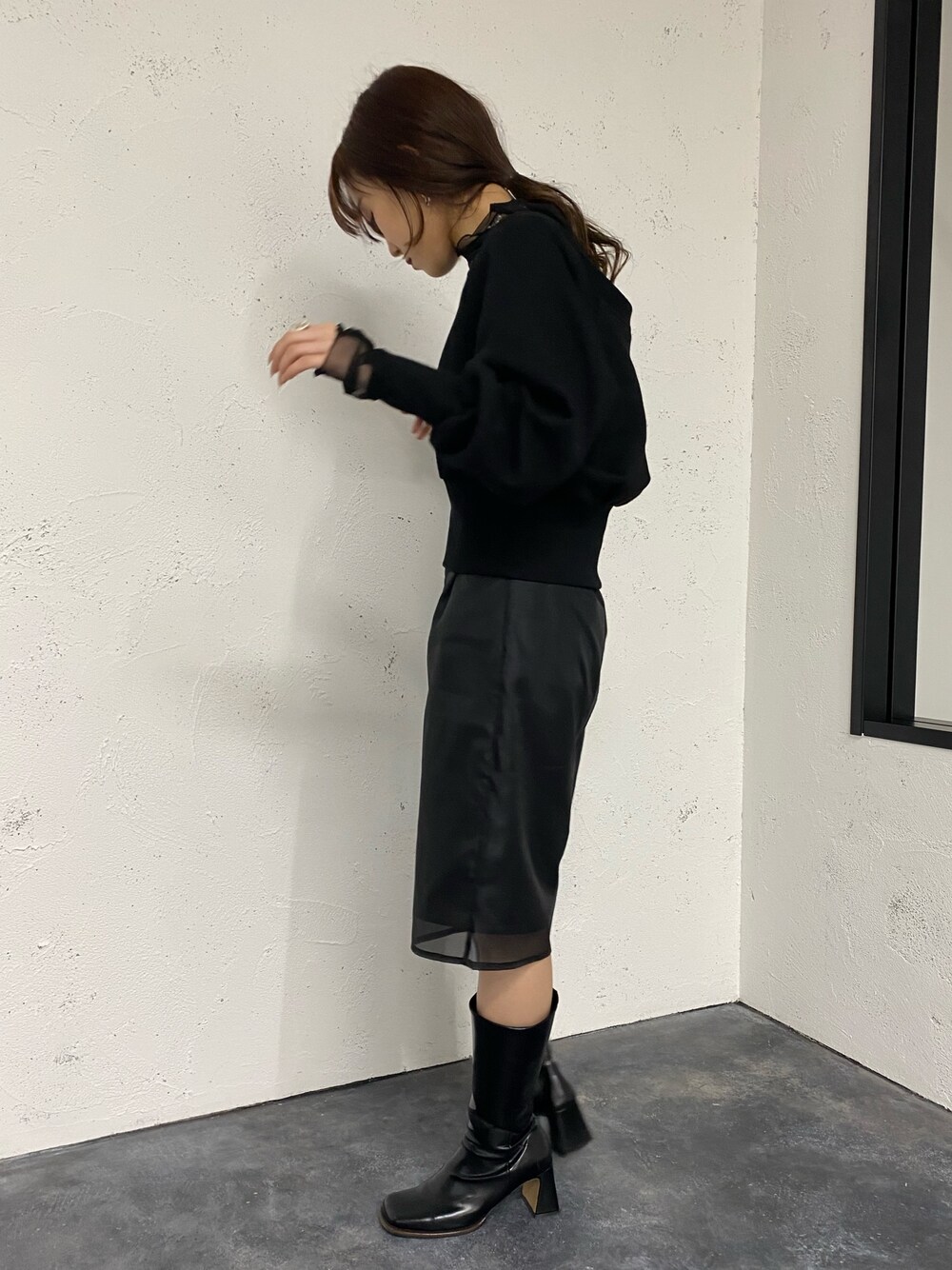 ブラック系のその他パンツ、ブラック系のブーツ、ブラック系のTシャツ/カットソーを着用したレディースの冬コーディネートの3枚目の写真
