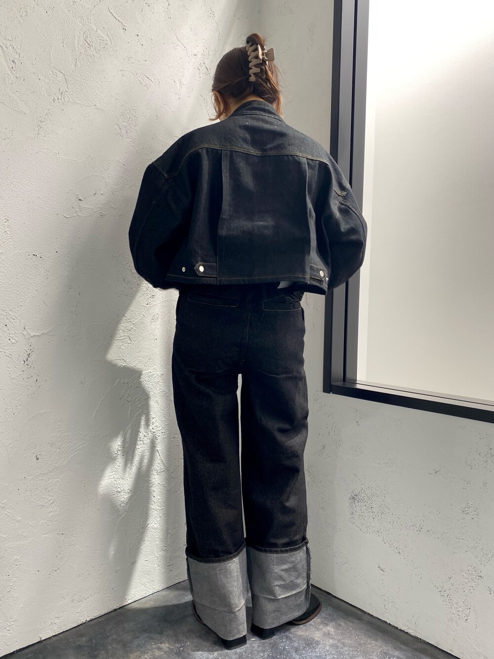 ブラウン系のTシャツ/カットソー、ブラック系のデニムジャケット、ブラック系のサロペット/オーバーオールを着用したレディースの冬コーディネートの5枚目の写真