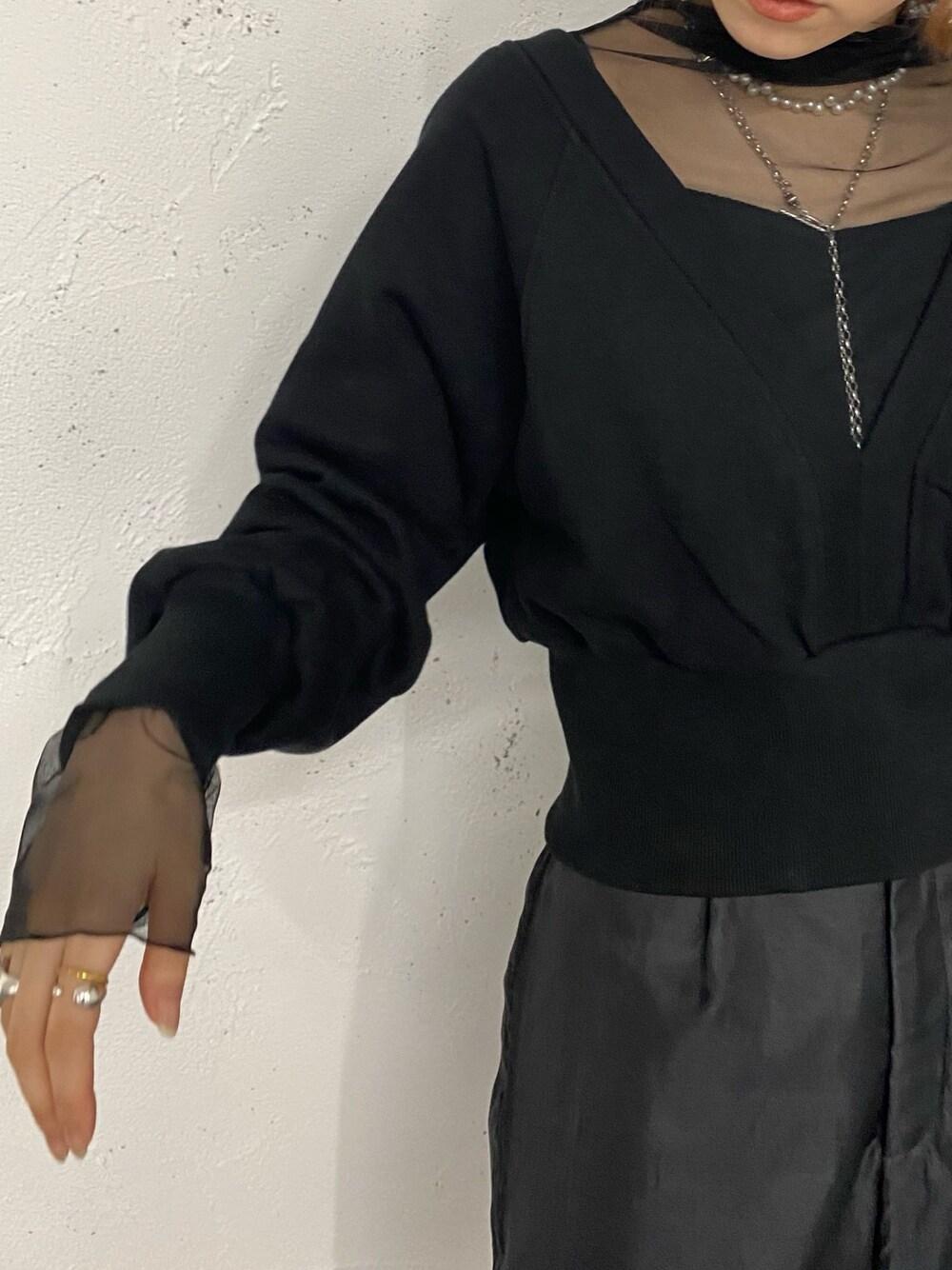ブラック系のその他パンツ、ブラック系のブーツ、ブラック系のTシャツ/カットソーを着用したレディースの冬コーディネートの2枚目の写真