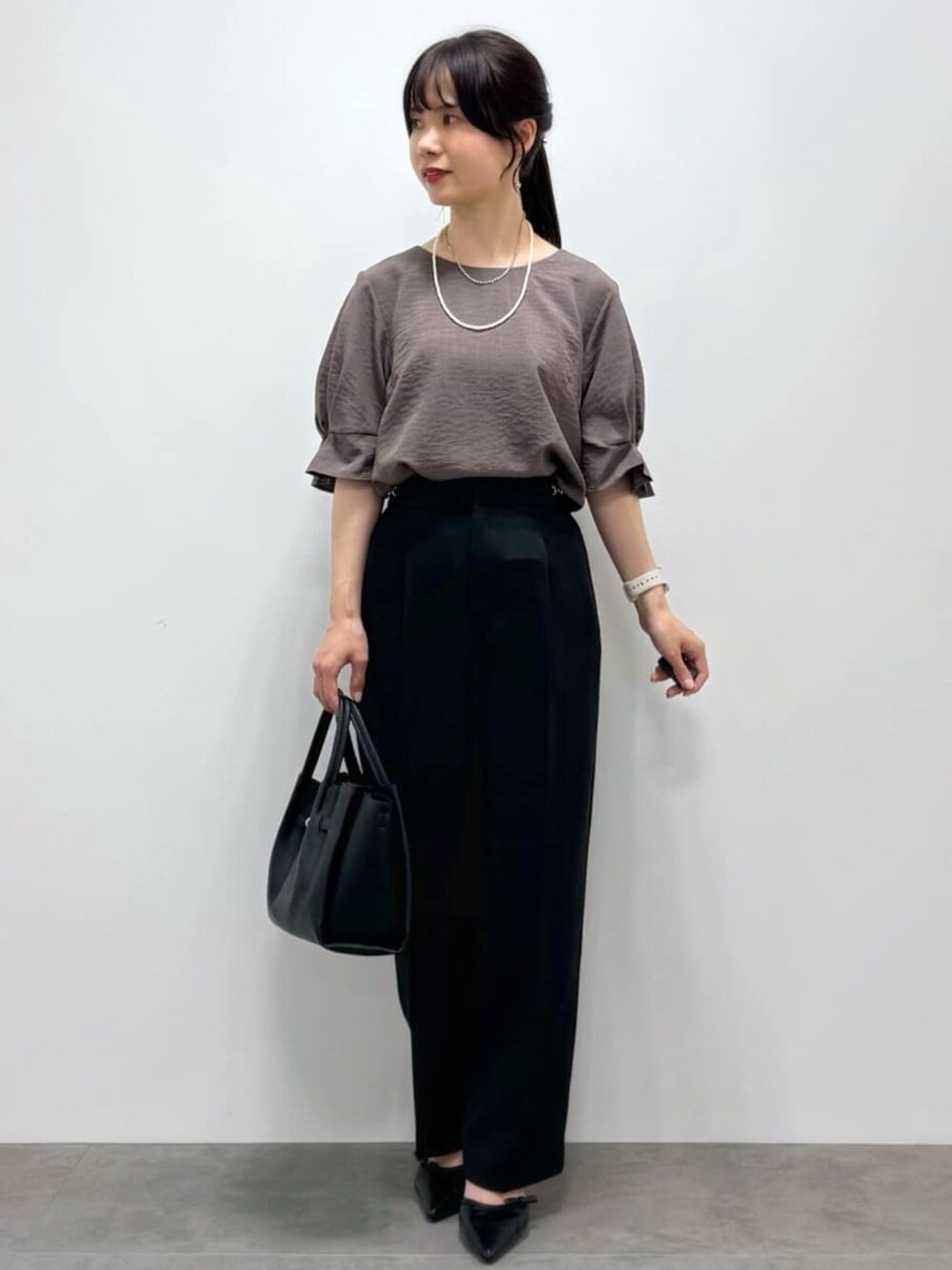 ブラウン系のシャツ/ブラウス、ブラック系のその他パンツ、ブラック系のパンプスを着用したレディースの夏コーディネートの1枚目の写真