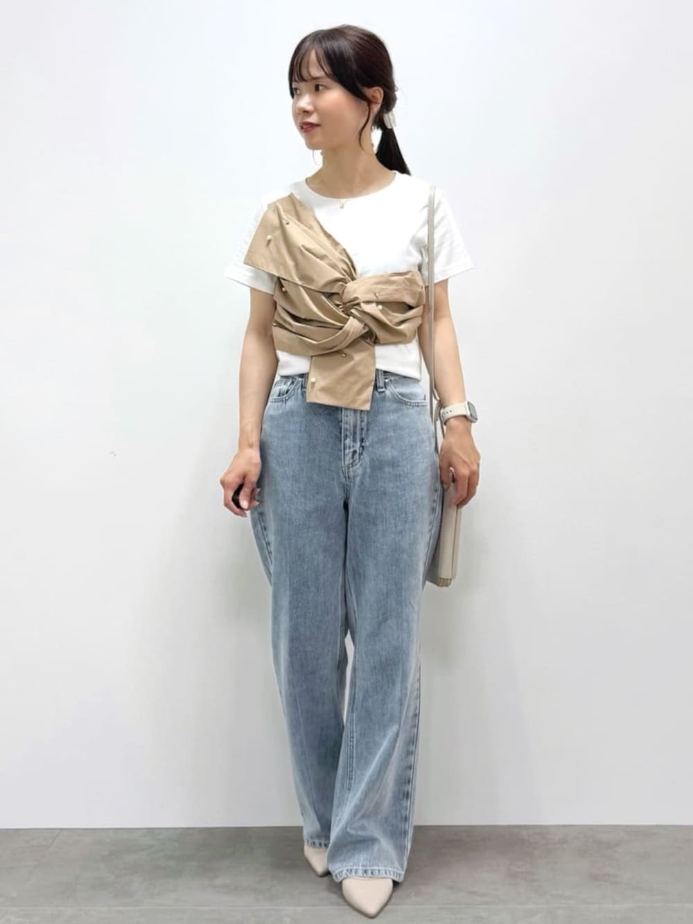 ホワイト系のTシャツ/カットソー、ブルー系のその他パンツ、ベージュ系のショルダーバッグを着用したレディースの夏コーディネートの1枚目の写真