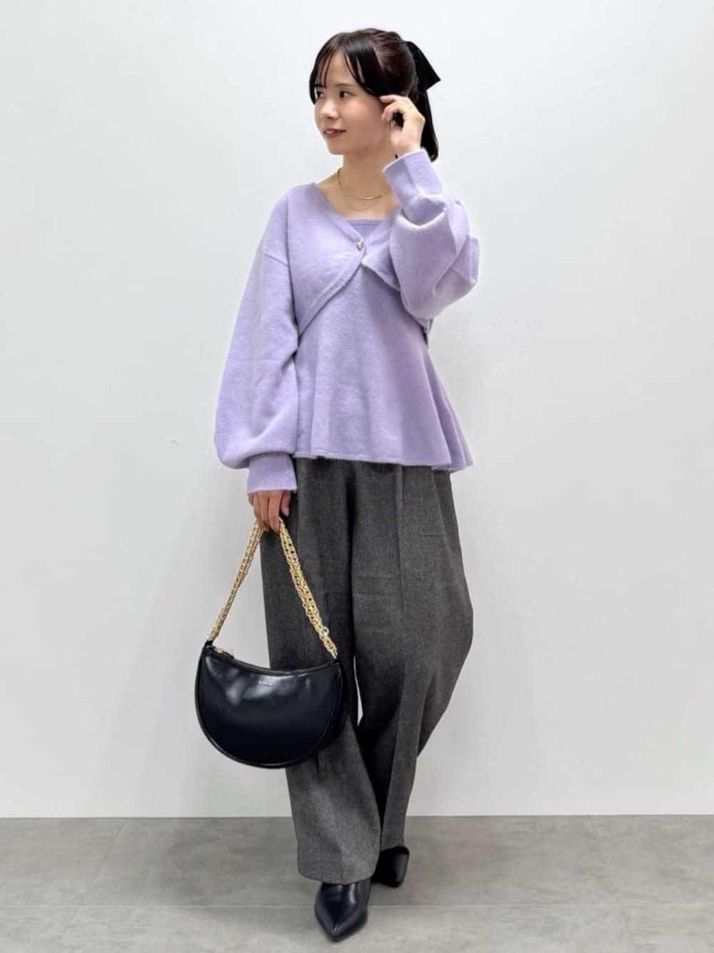 パープル系のカーディガン/ボレロ、パープル系のタンクトップ、グレー系のその他パンツを着用したレディースの秋コーディネートの1枚目の写真