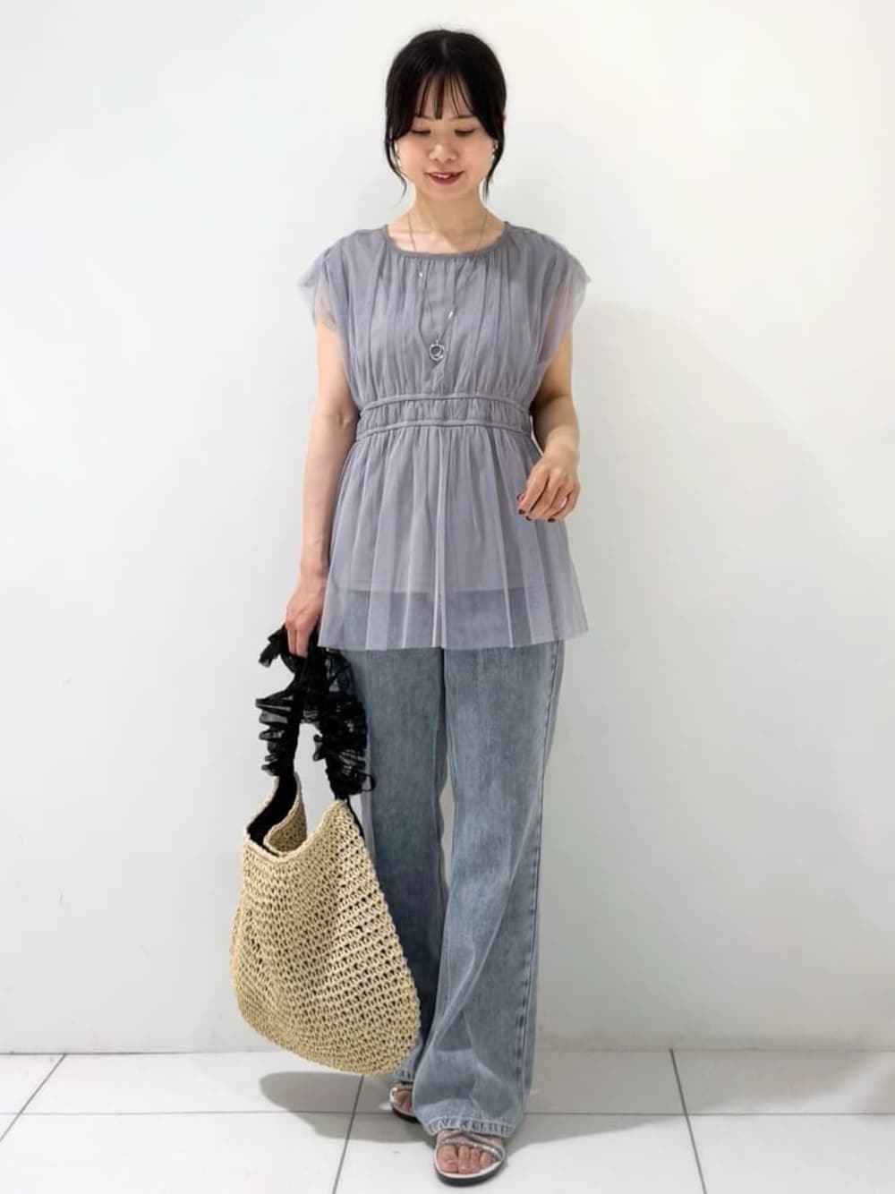 ブルー系のシャツ/ブラウス、ブルー系のその他パンツ、ベージュ系のトートバッグを着用したレディースの夏コーディネートの1枚目の写真