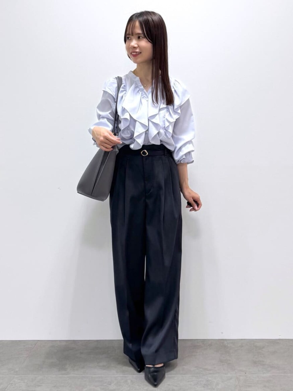 ブルー系のシャツ/ブラウス、グレー系のその他パンツ、グレー系のトートバッグを着用したレディースの秋コーディネートの1枚目の写真