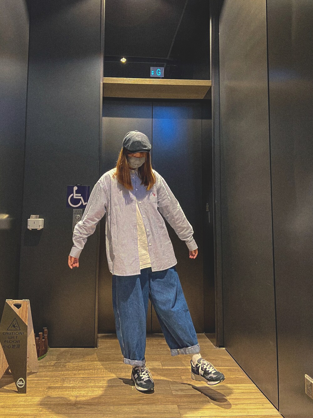 「niko and...のオリジナルタックバギーデニムパンツ（デニムパンツ、ブラック系）」を使った、Ltkさん（レディース・170cm）の春コーディネートの1枚目の写真