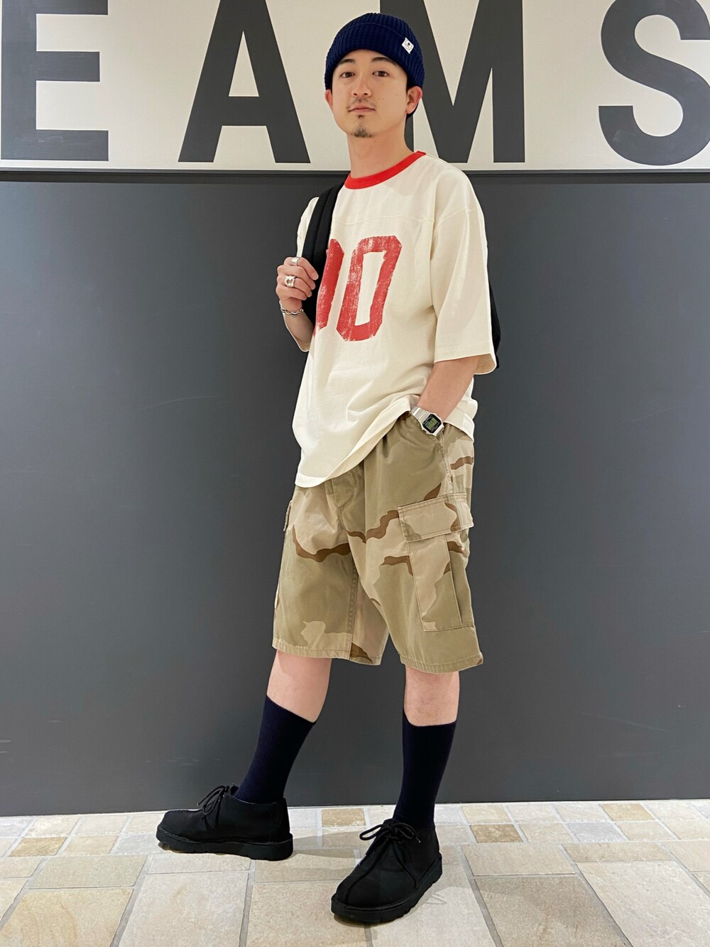 ホワイト系のTシャツ/カットソー、その他のその他パンツ、ブルー系のシューズを着用したメンズの夏コーディネートの1枚目の写真