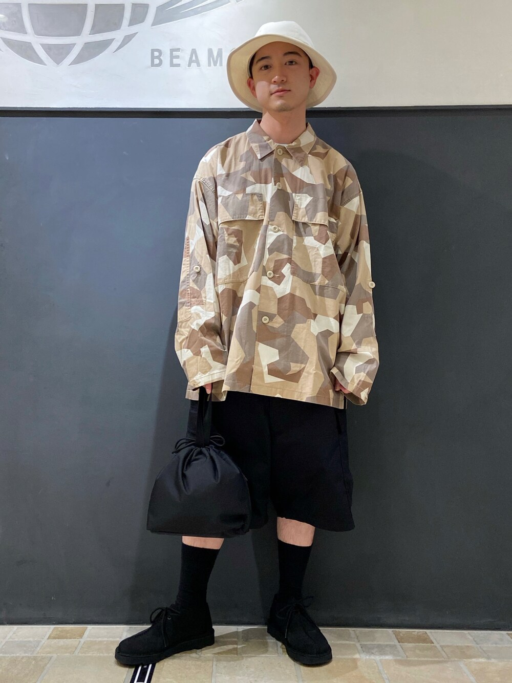 ベージュ系のシャツ/ブラウス、ブラック系のその他パンツ、ブラック系のハンドバッグを着用したメンズの夏コーディネートの1枚目の写真