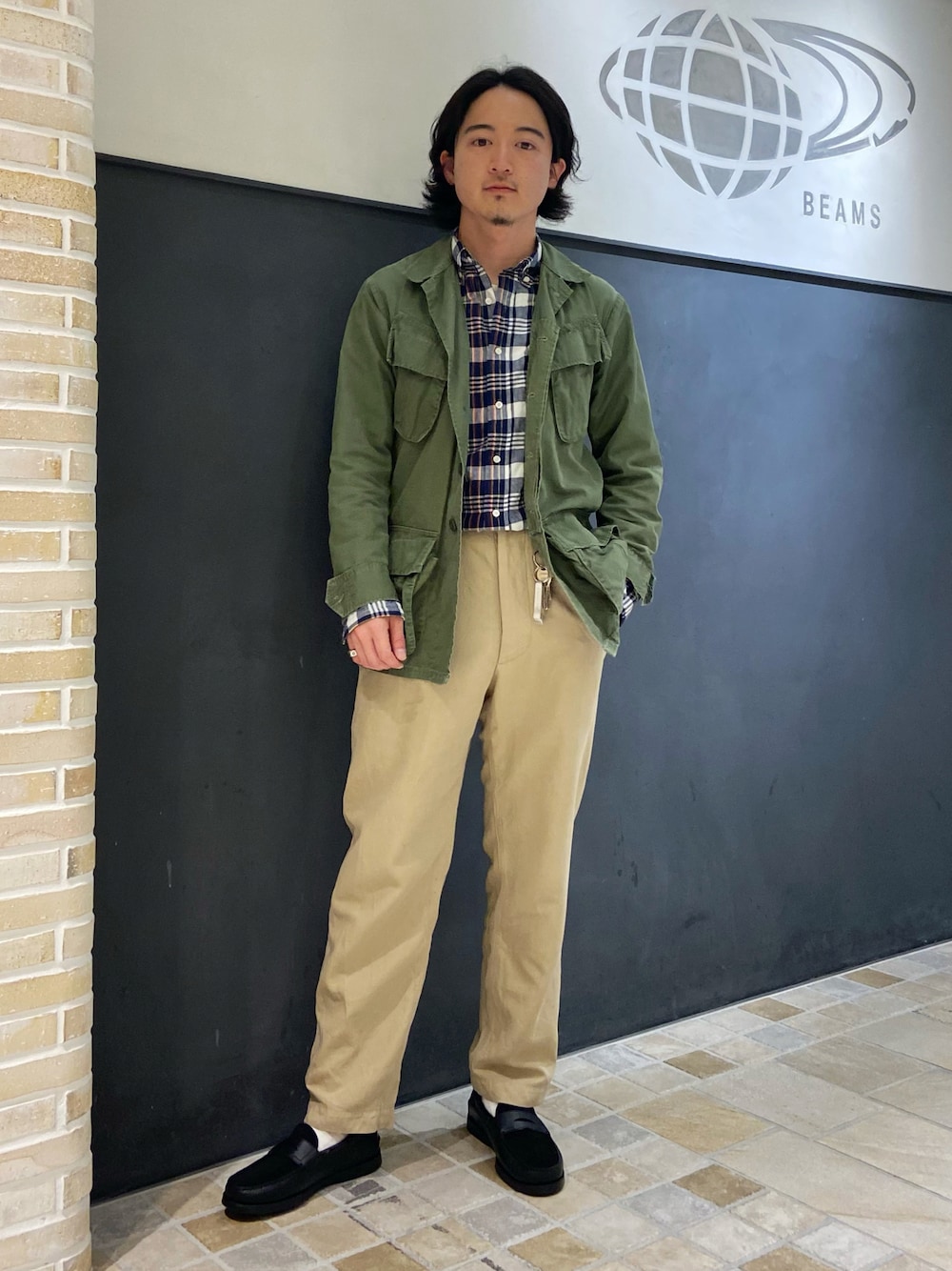 ブルー系のシャツ/ブラウス、ベージュ系のチノパンツ、ブラック系のローファーを着用したメンズの夏コーディネートの1枚目の写真