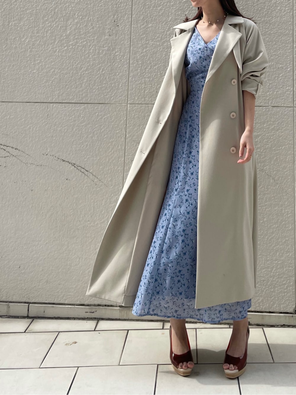 ホワイト系のその他アウター、パープル系のワンピース、ブラウン系のパンプスを着用したレディースの冬コーディネートの1枚目の写真