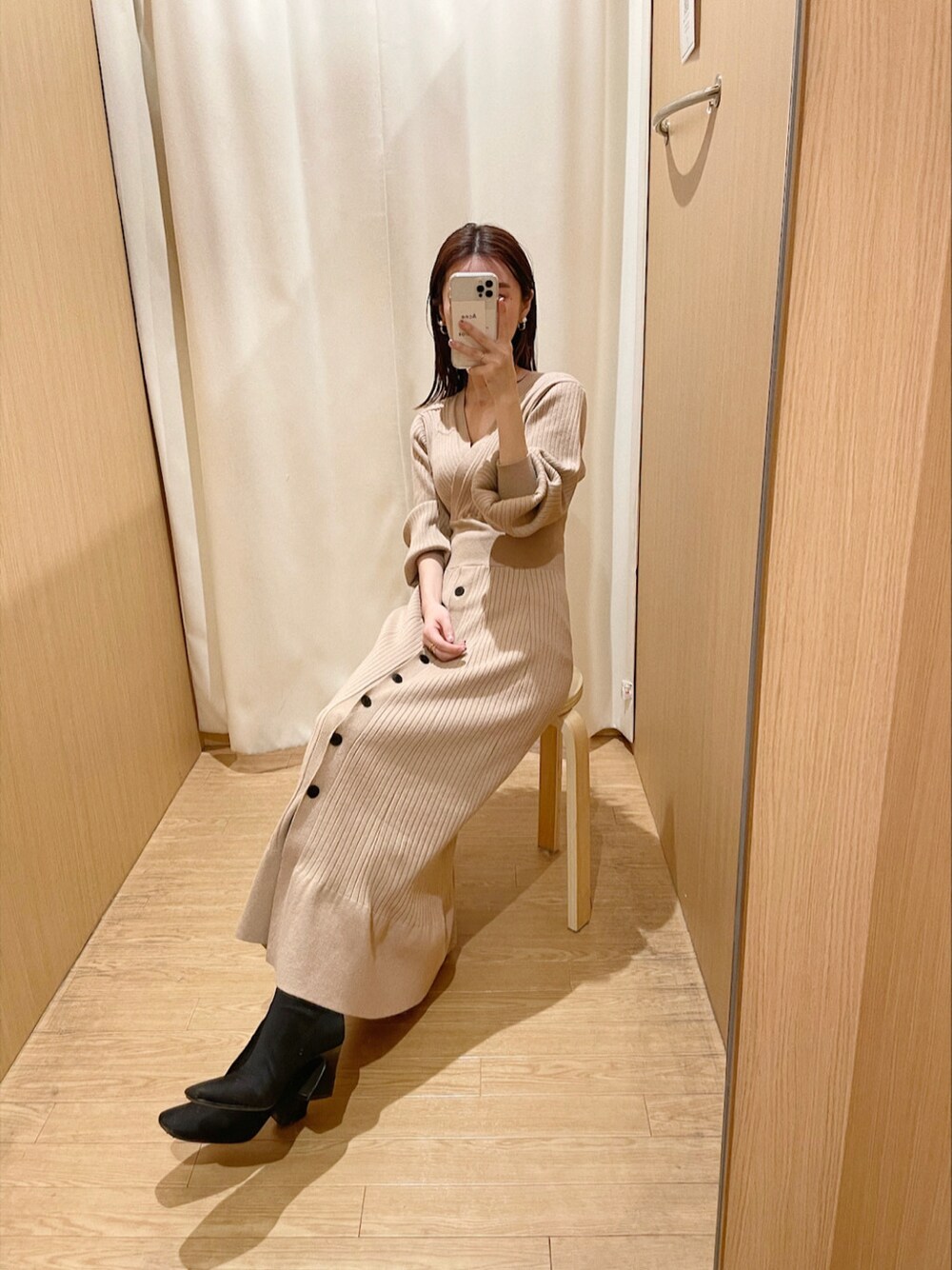 ベージュ系のワンピースを着用したレディースの冬コーディネートの1枚目の写真