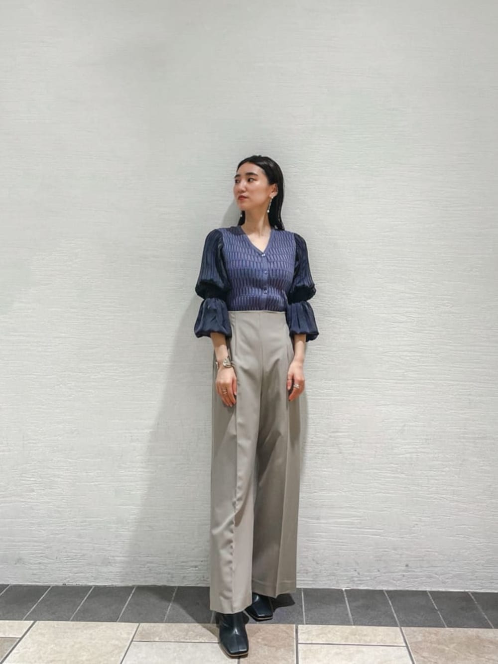 ブラック系のその他シューズ、ブルー系のニット/セーター、グレー系のその他パンツを着用したレディースの夏コーディネートの1枚目の写真