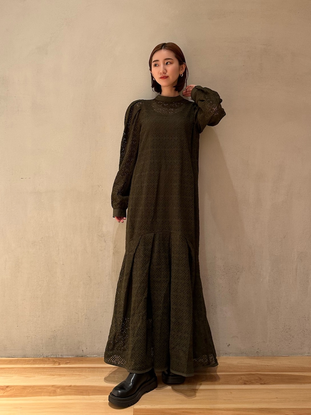 ベージュ系のワンピースを着用したレディースの春コーディネートの1枚目の写真