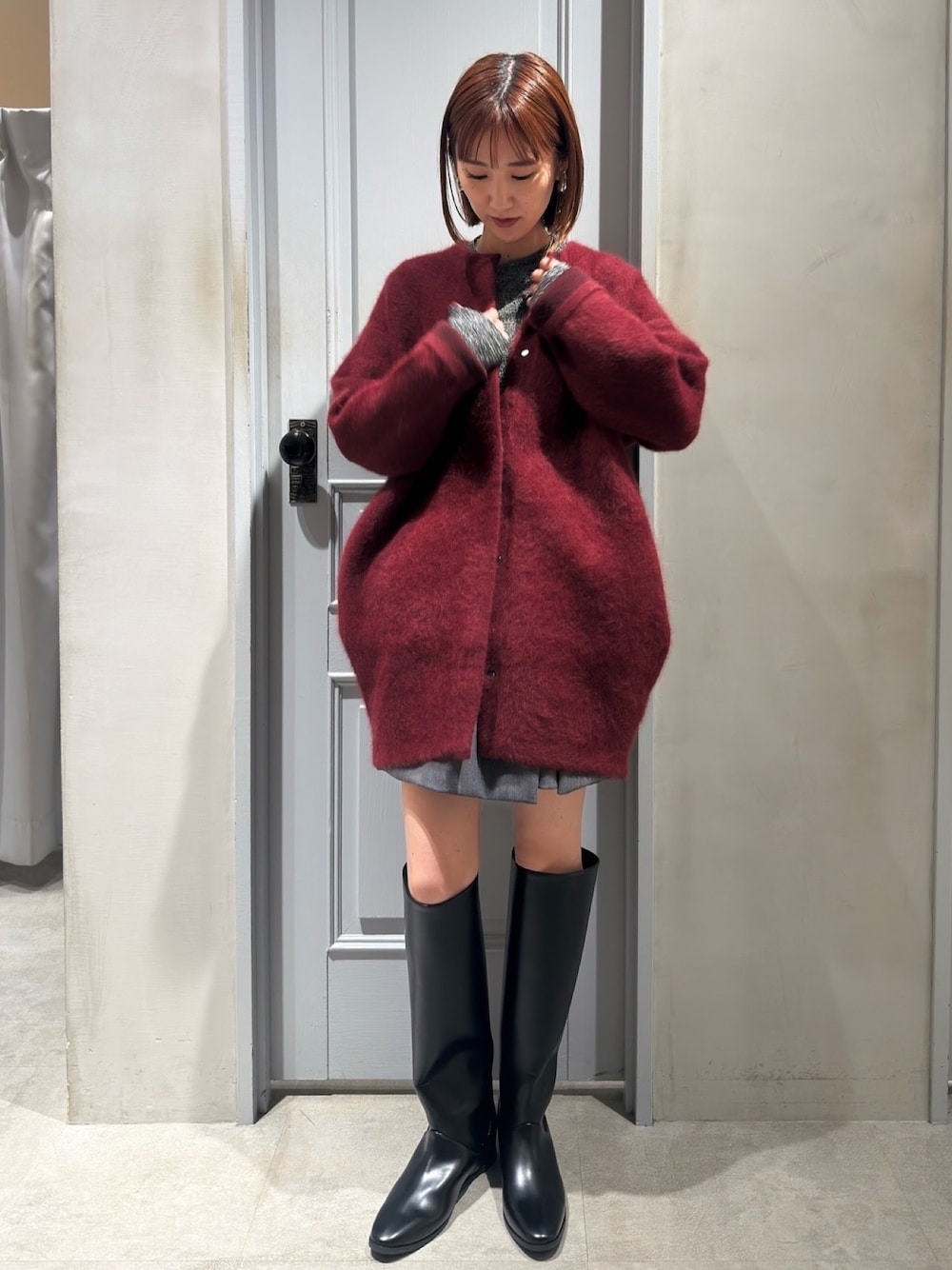 ブラック系のTシャツ/カットソー、グレー系のその他パンツ、レッド系のカーディガン/ボレロを着用したレディースの秋コーディネートの1枚目の写真