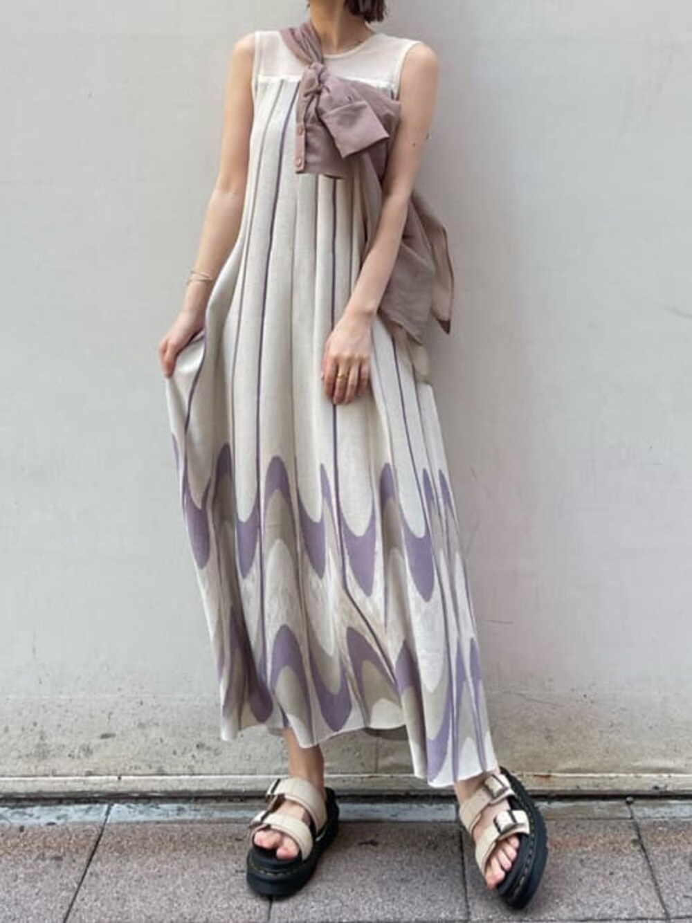 パープル系のワンピース、ピンク系のシャツ/ブラウスを着用したレディースの夏コーディネートの1枚目の写真