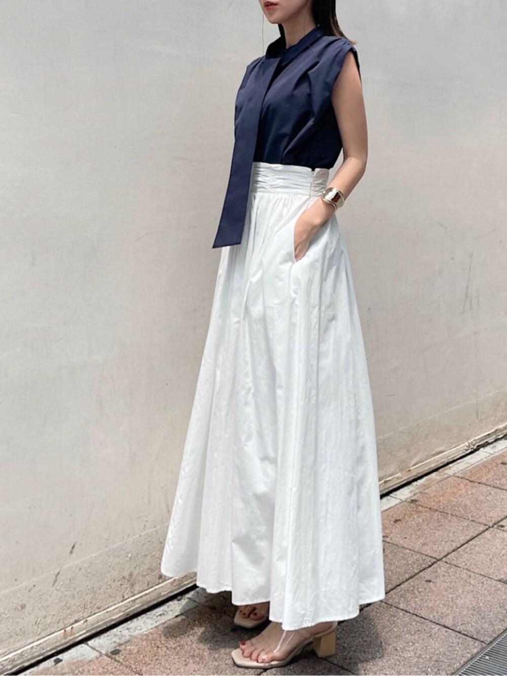 その他のその他シューズ、ブルー系のシャツ/ブラウス、ホワイト系のスカートを着用したレディースの夏コーディネートの1枚目の写真