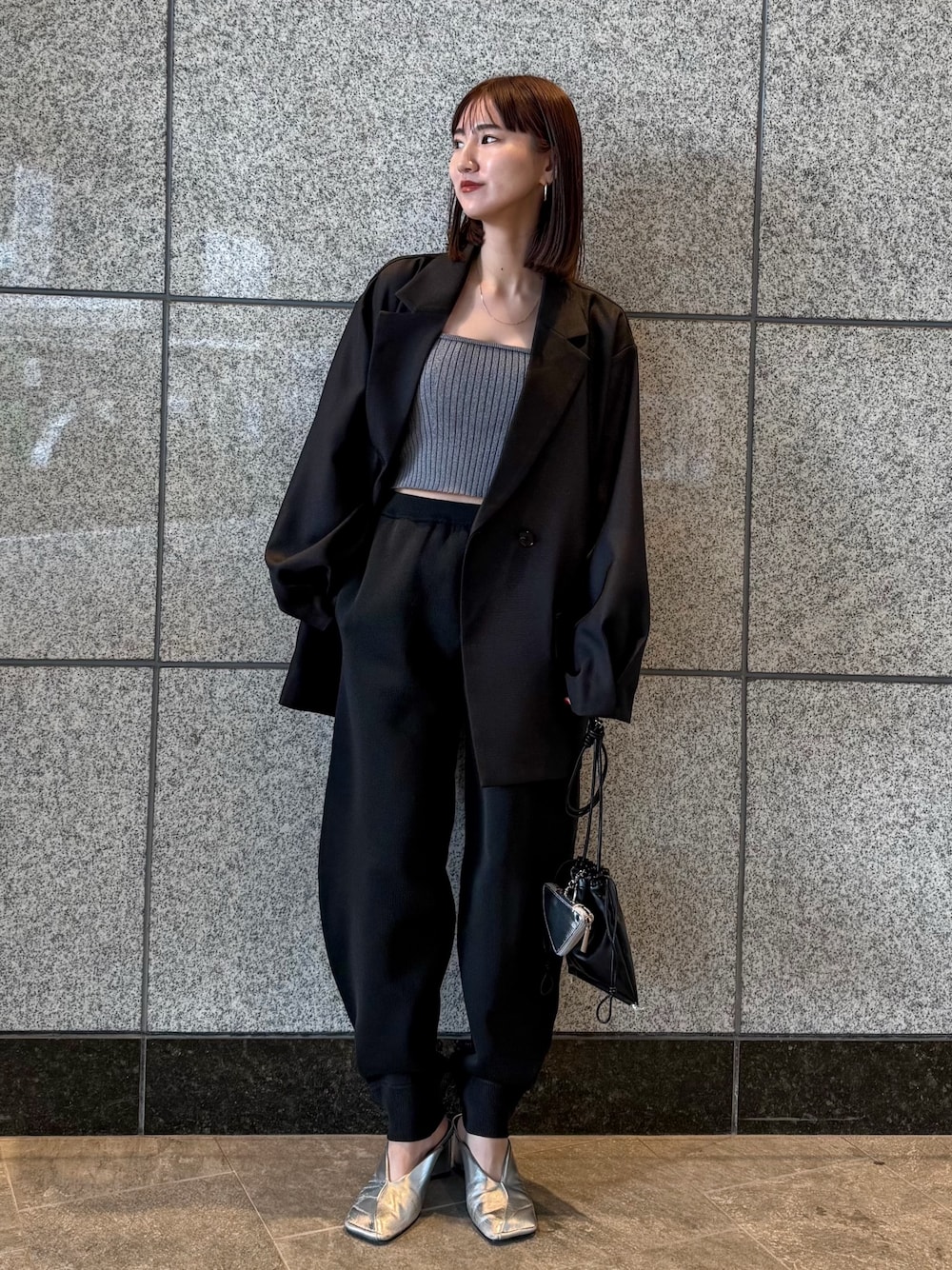 ブラック系のテーラードジャケット、ブラック系のその他パンツ、ブラック系のショルダーバッグを着用したレディースの冬コーディネートの1枚目の写真