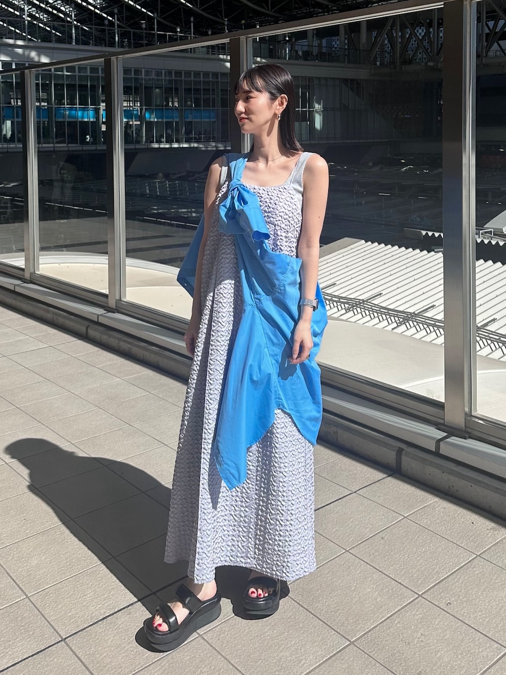 ブルー系のシャツ/ブラウス、グレー系のワンピース、グレー系のタンクトップを着用したレディースの春コーディネートの1枚目の写真