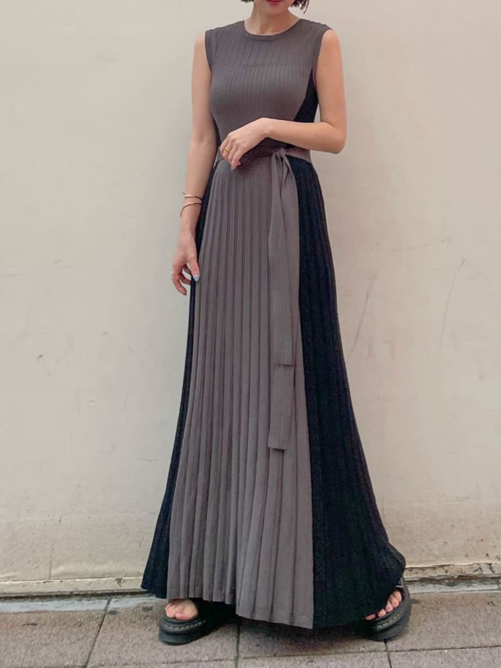 ブラック系のその他シューズ、グレー系のワンピースを着用したレディースの夏コーディネートの1枚目の写真