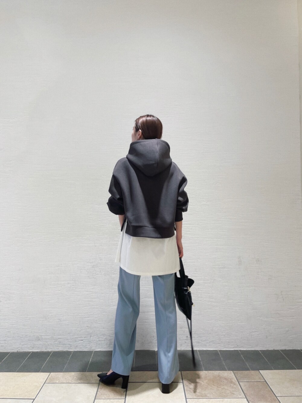 ホワイト系のTシャツ/カットソー、グレー系のパーカー、ブルー系のその他パンツを着用したレディースの冬コーディネートの1枚目の写真