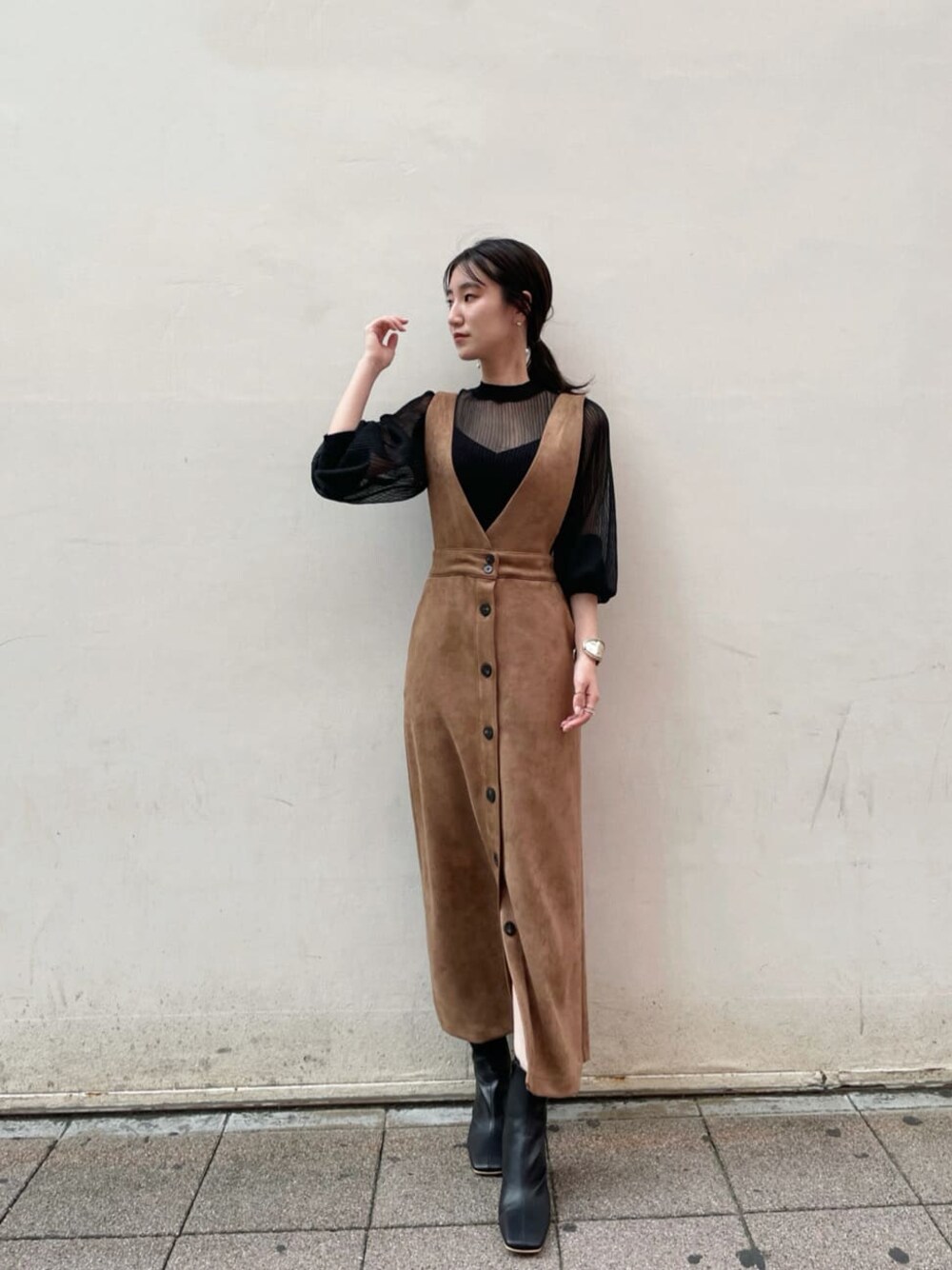 ブラウン系のスカート、ブラック系のその他シューズ、ブラック系のニット/セーターを着用したレディースの夏コーディネートの1枚目の写真