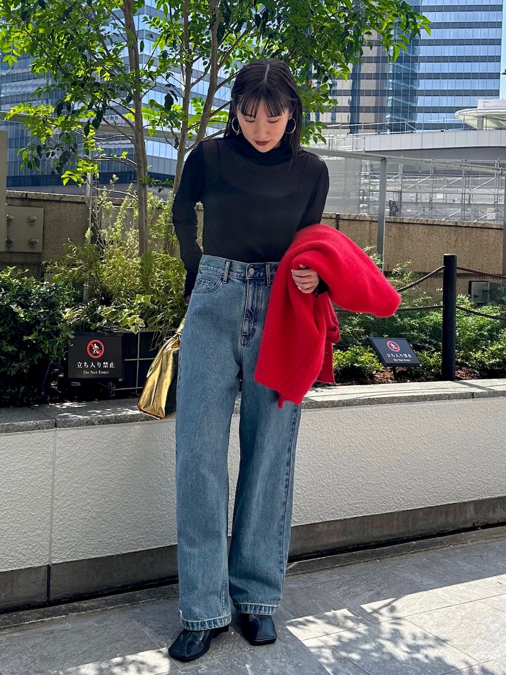 ブルー系のデニムパンツ、ブラック系のパンプス、ブラック系のニット/セーターを着用したレディースの夏コーディネートの1枚目の写真