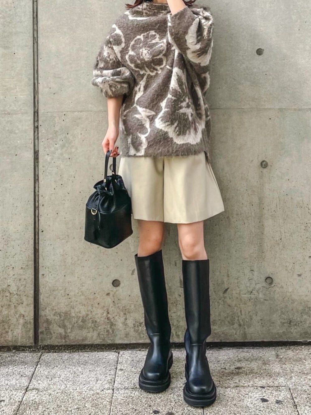 ブラック系のブーツ、ホワイト系のその他パンツ、ブラック系のハンドバッグを着用したレディースの秋コーディネートの1枚目の写真